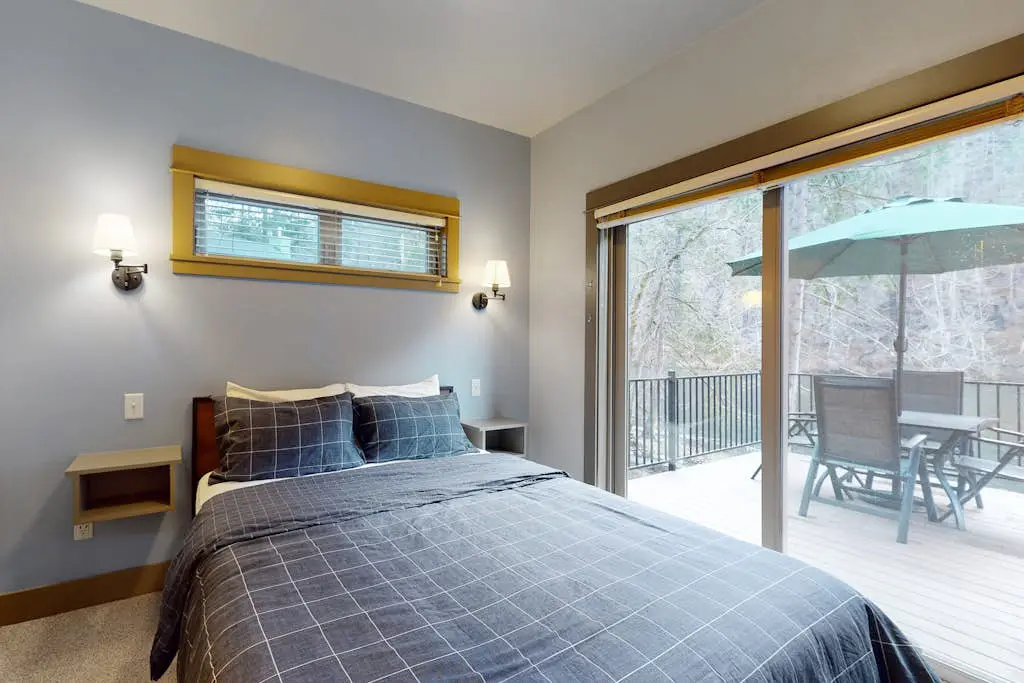 Amazing riverfront cabin with views, deck, firepit, & grill - dog-friendly