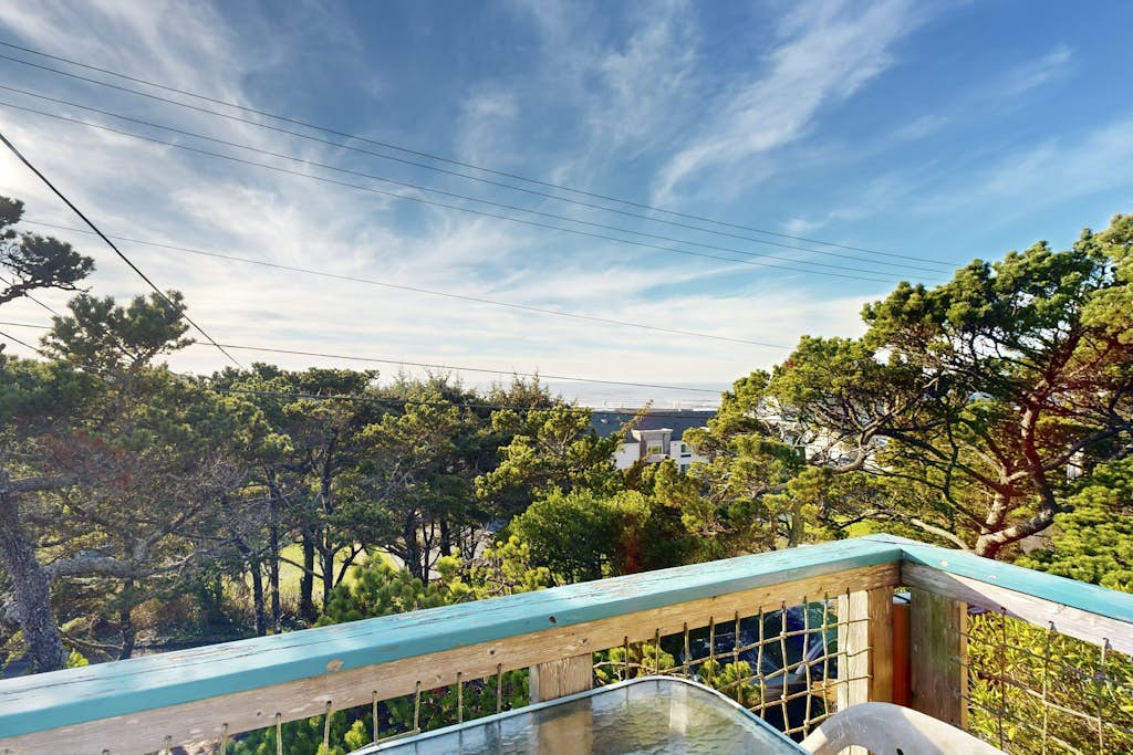 Adorable Dog-Friendly Home in Historic Deco District - Short Walk to Beach