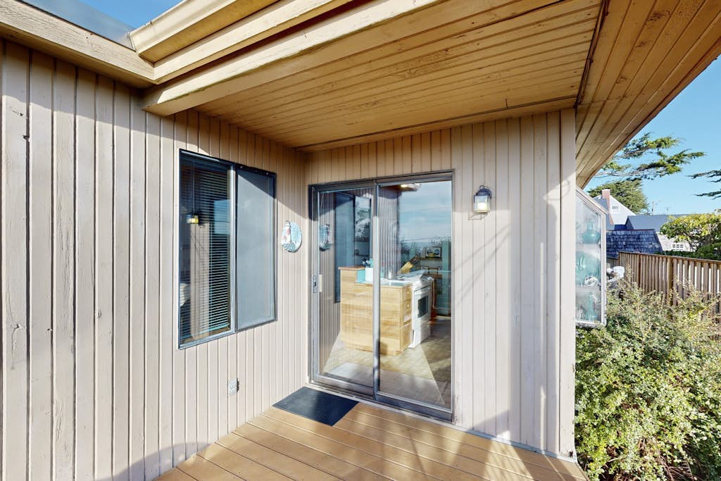 Adorable Dog-Friendly Home in Historic Deco District - Short Walk to Beach