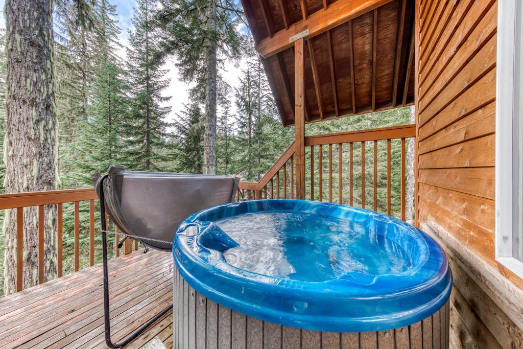 Mountain-view house near skiing with a great kitchen & private hot tub