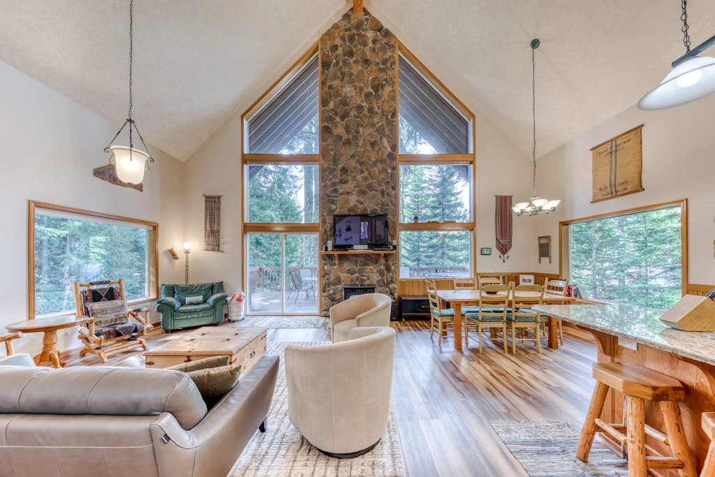 Mountain-view house near skiing with a great kitchen & private hot tub