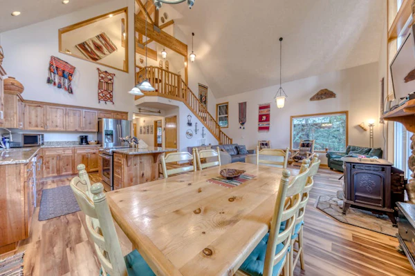 Mountain-view house near skiing with a great kitchen & private hot tub