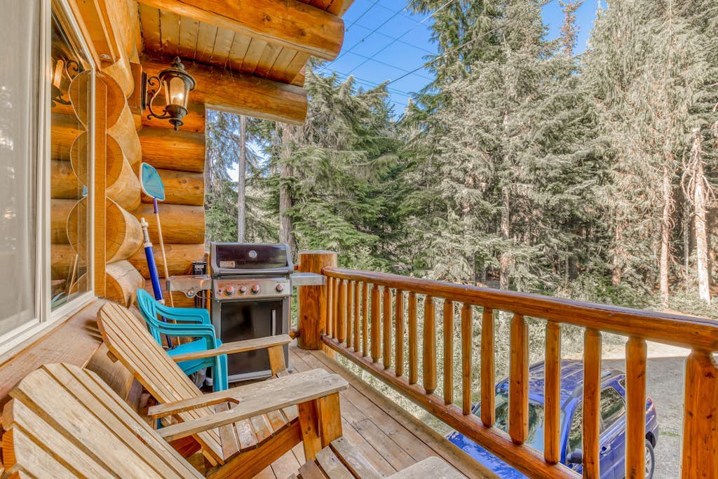 Lodge with Two Decks & Great Location Close to Lake and Skiing
