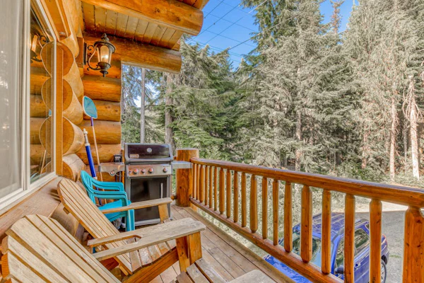 Lodge with Two Decks & Great Location Close to Lake and Skiing