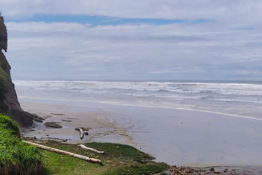 Dog-friendly home near the beach - private hot tub, wood-burning fireplace & W/D