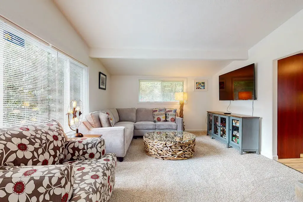 Dog-friendly home near the beach - private hot tub, wood-burning fireplace & W/D