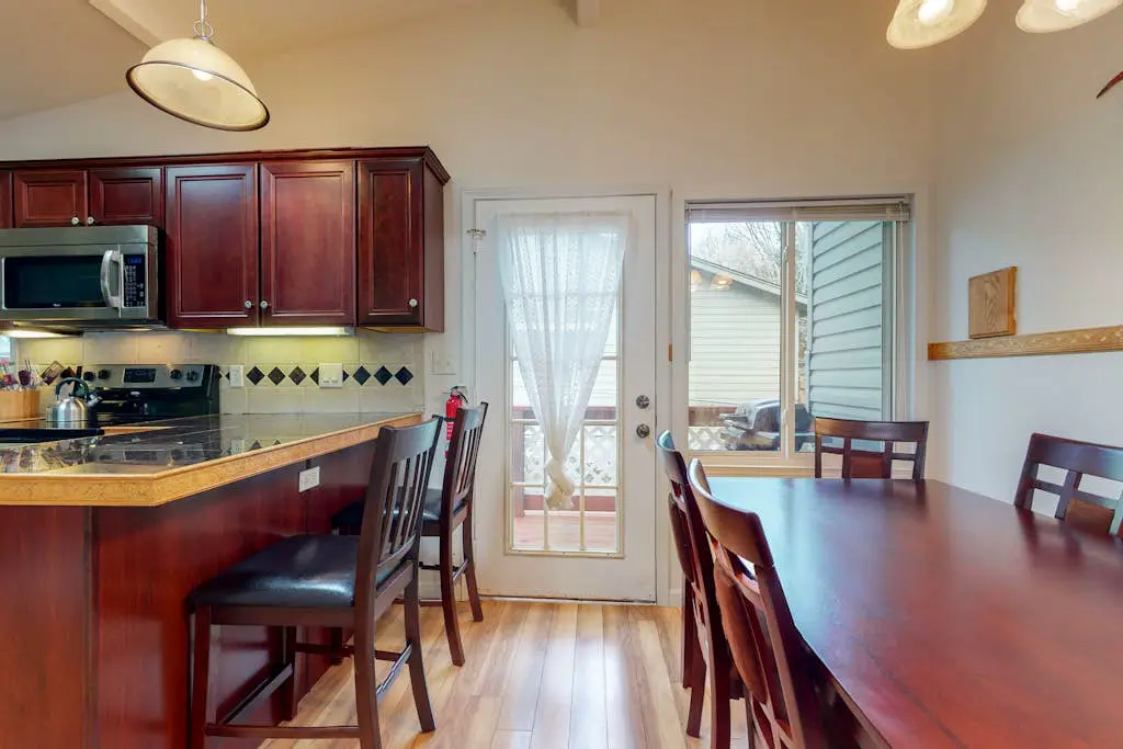 Dog-friendly home near the beach - private hot tub, wood-burning fireplace & W/D
