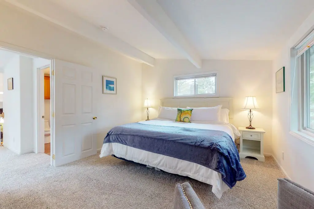 Dog-friendly home near the beach - private hot tub, wood-burning fireplace & W/D