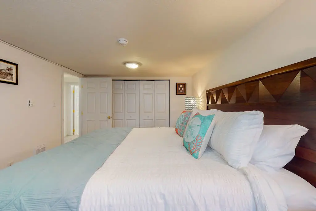 Dog-friendly home near the beach - private hot tub, wood-burning fireplace & W/D
