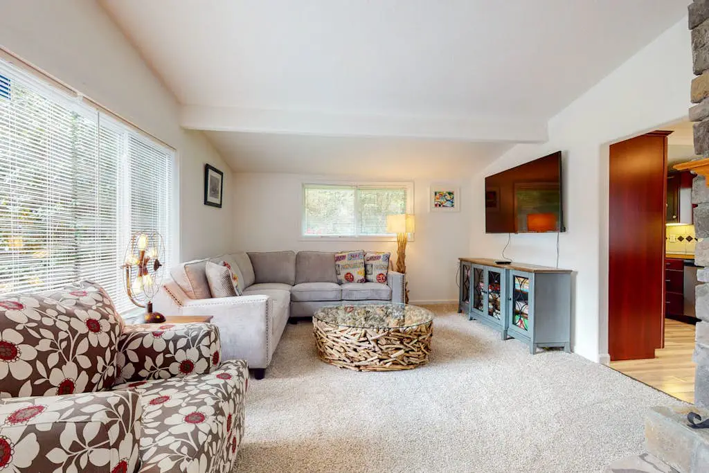 Dog-friendly home near the beach - private hot tub, wood-burning fireplace & W/D