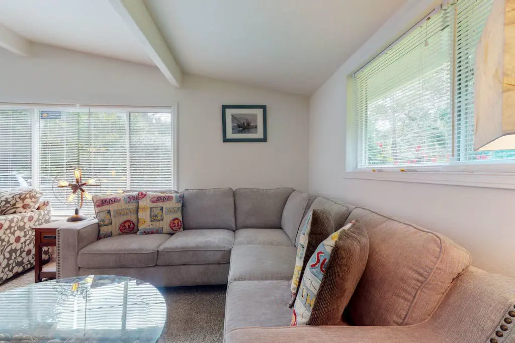 Dog-friendly home near the beach - private hot tub, wood-burning fireplace & W/D