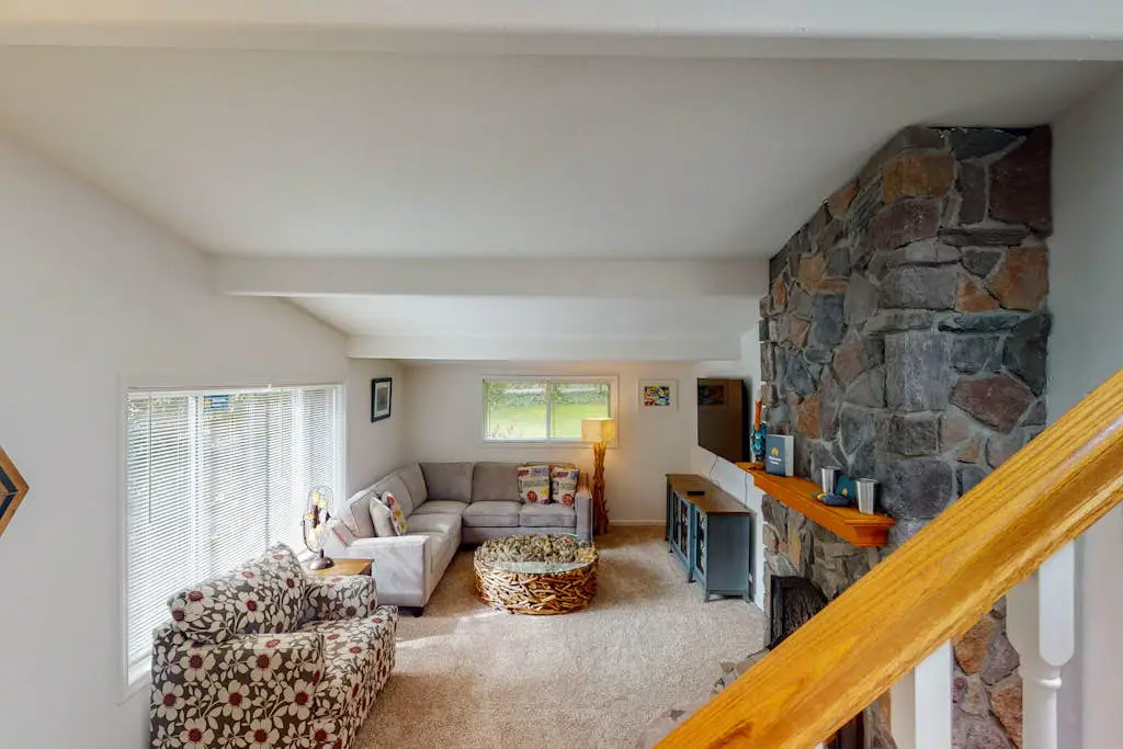 Dog-friendly home near the beach - private hot tub, wood-burning fireplace & W/D