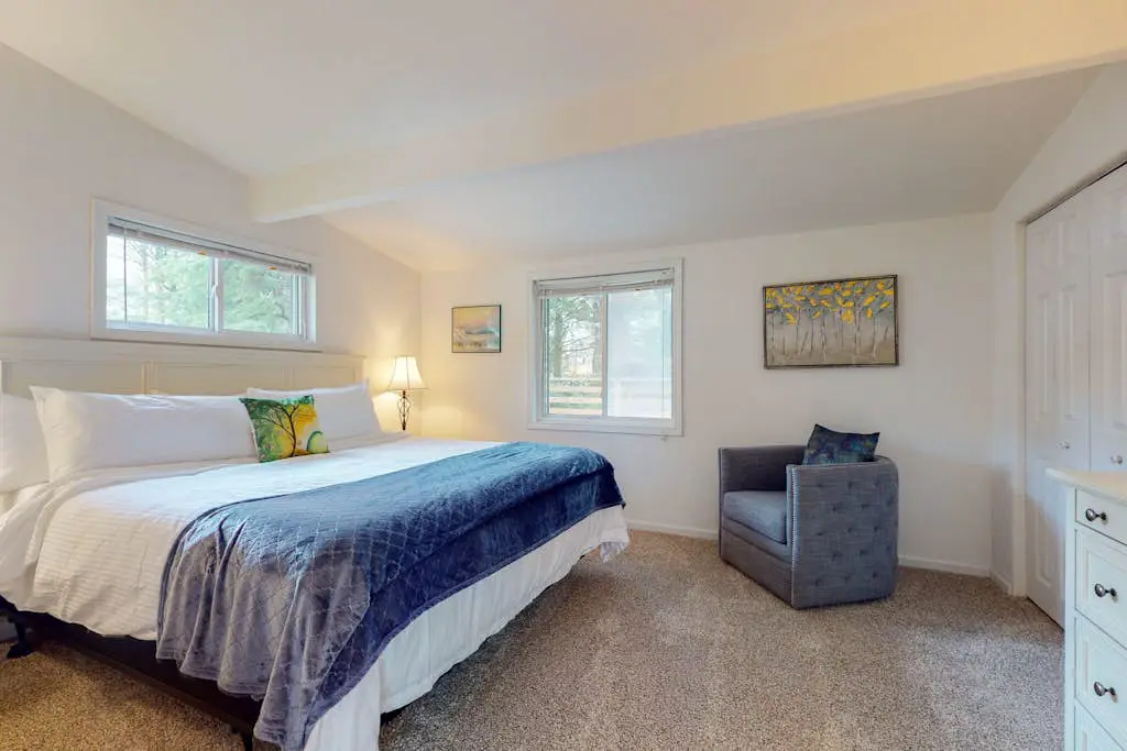 Dog-friendly home near the beach - private hot tub, wood-burning fireplace & W/D