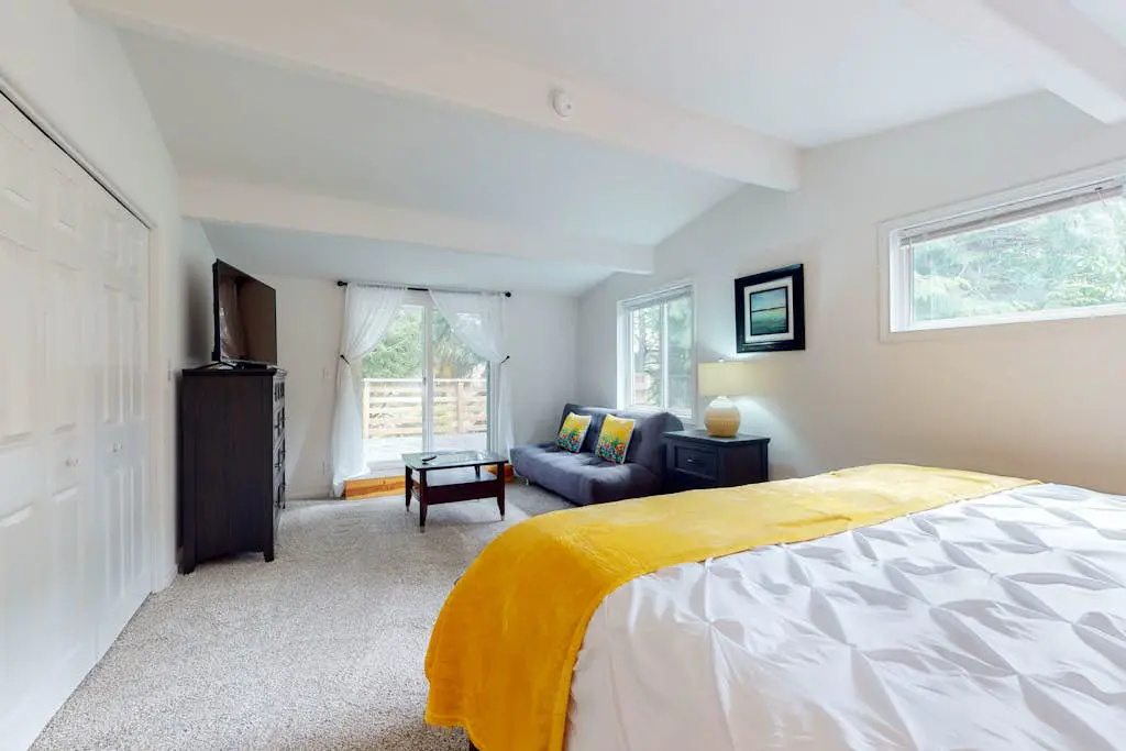 Dog-friendly home near the beach - private hot tub, wood-burning fireplace & W/D