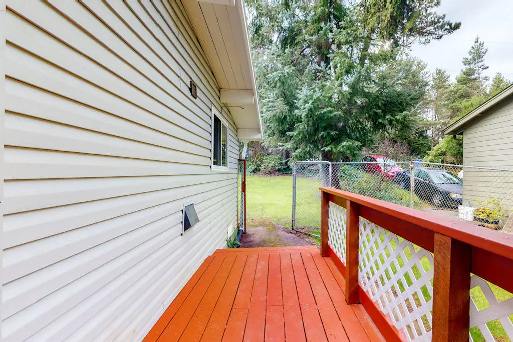Dog-friendly home near the beach - private hot tub, wood-burning fireplace & W/D