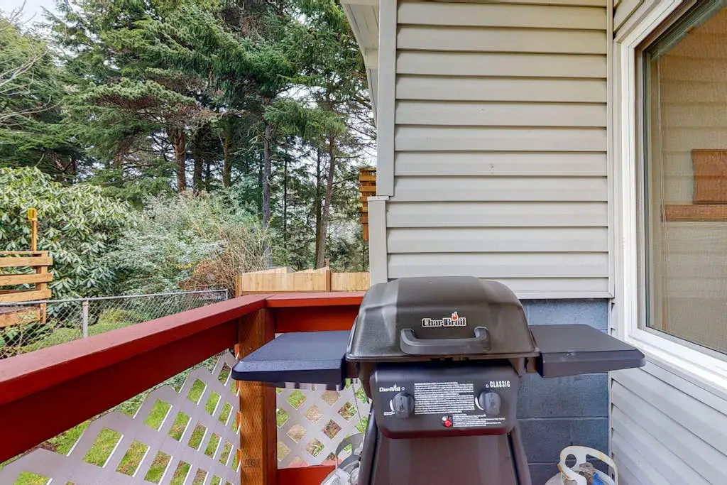 Dog-friendly home near the beach - private hot tub, wood-burning fireplace & W/D