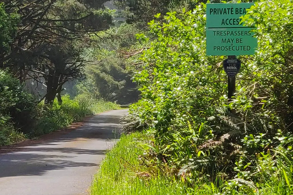 Dog-friendly home near the beach - private hot tub, wood-burning fireplace & W/D