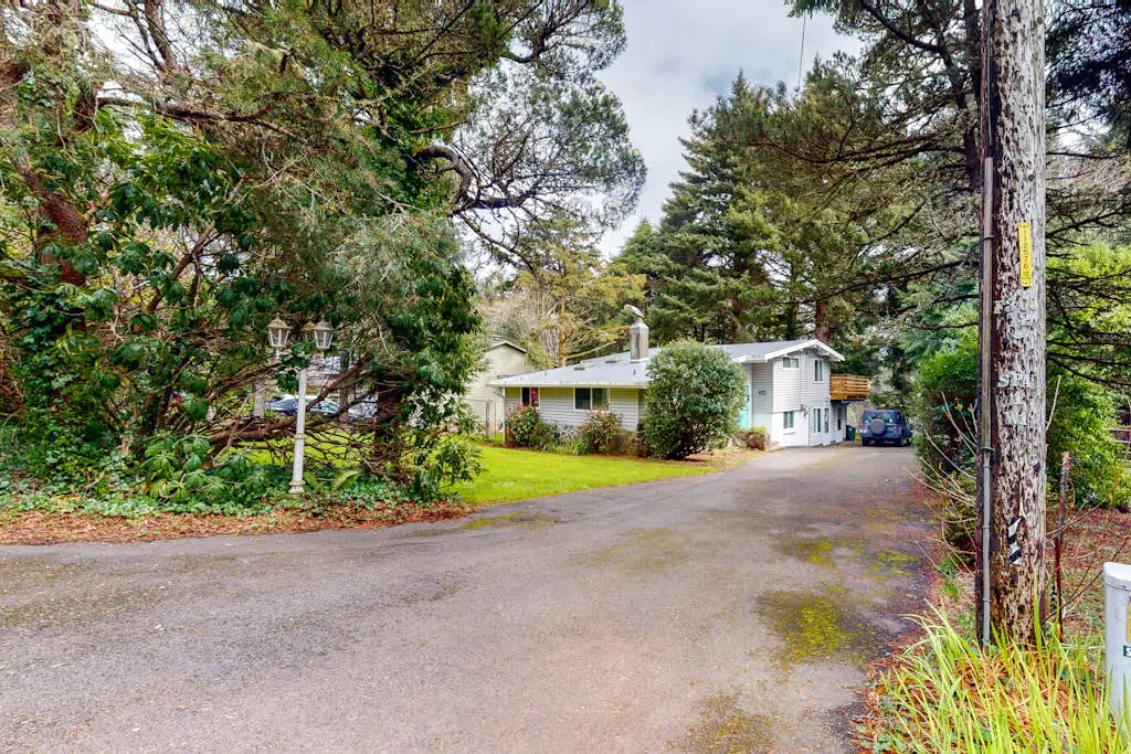 Dog-friendly home near the beach - private hot tub, wood-burning fireplace & W/D