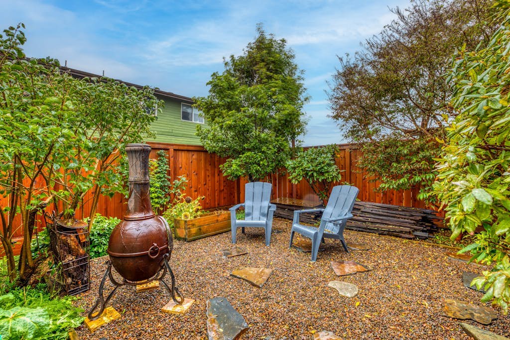 Seaside cottage with deck, washer/dryer, full kitchen, & great location