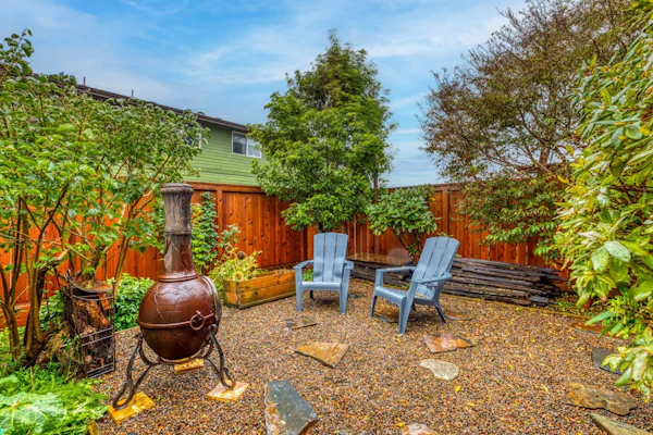 Seaside cottage with deck, washer/dryer, full kitchen, & great location