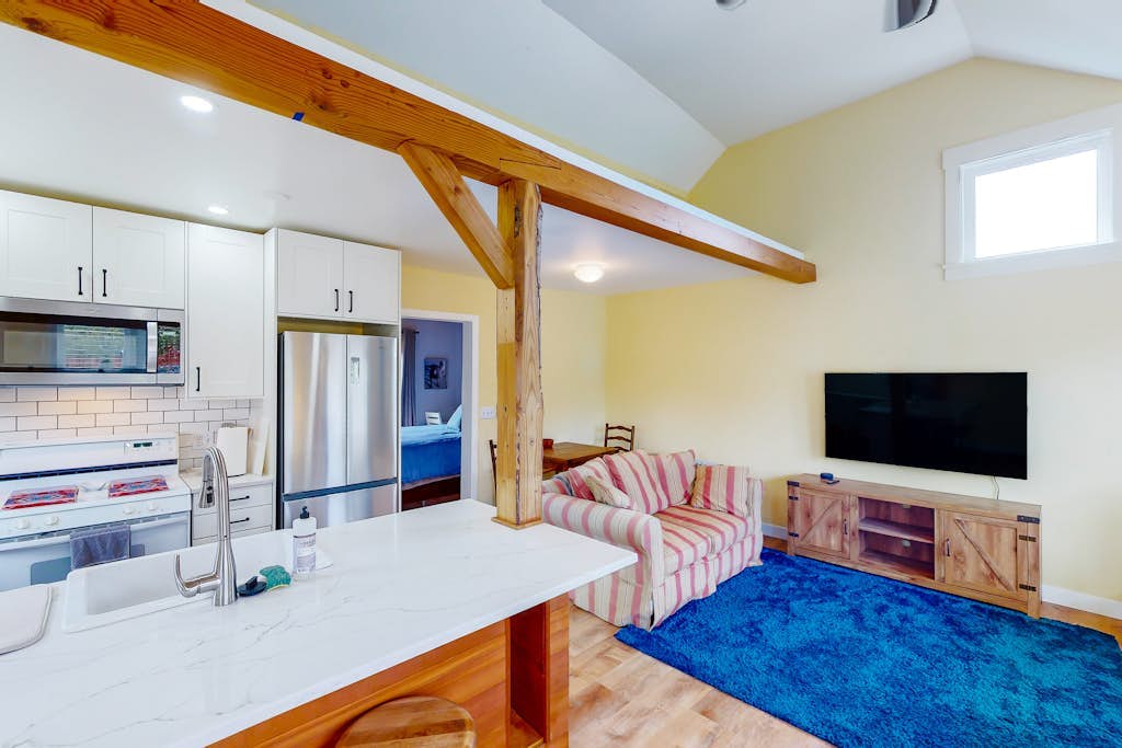 Seaside cottage with deck, washer/dryer, full kitchen, & great location