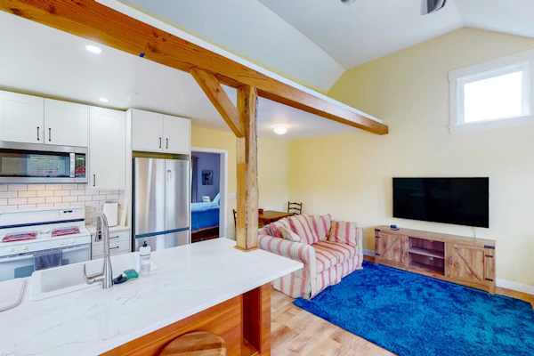 Seaside cottage with deck, washer/dryer, full kitchen, & great location