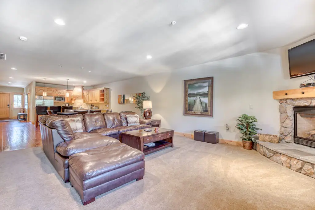 Lovely mountain condo with shared pool, hot tub, sauna & balcony views & free WiFi