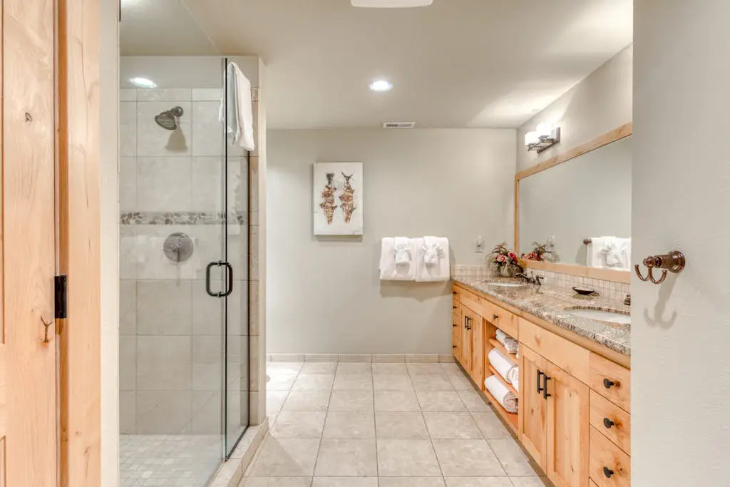 Lovely mountain condo with shared pool, hot tub, sauna & balcony views & free WiFi