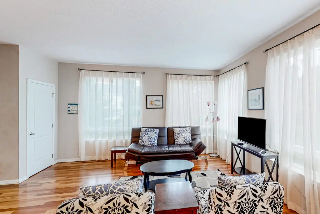 Dog-friendly sound-front cottage with fireplace, deck, lawn, beach access, & W/D