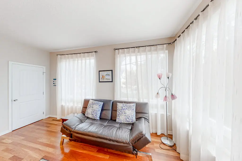 Dog-friendly sound-front cottage with fireplace, deck, lawn, beach access, & W/D
