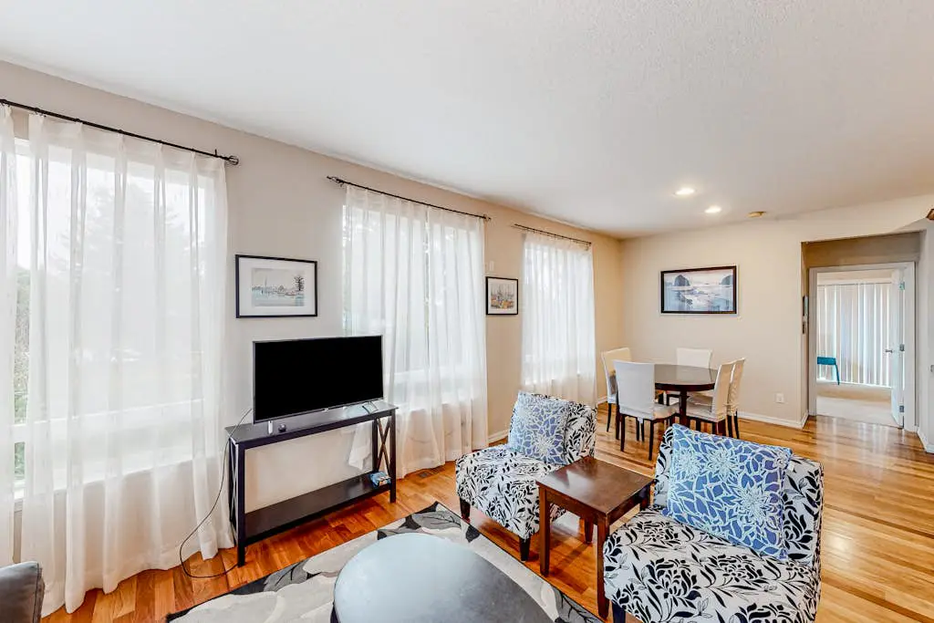 Dog-friendly sound-front cottage with fireplace, deck, lawn, beach access, & W/D