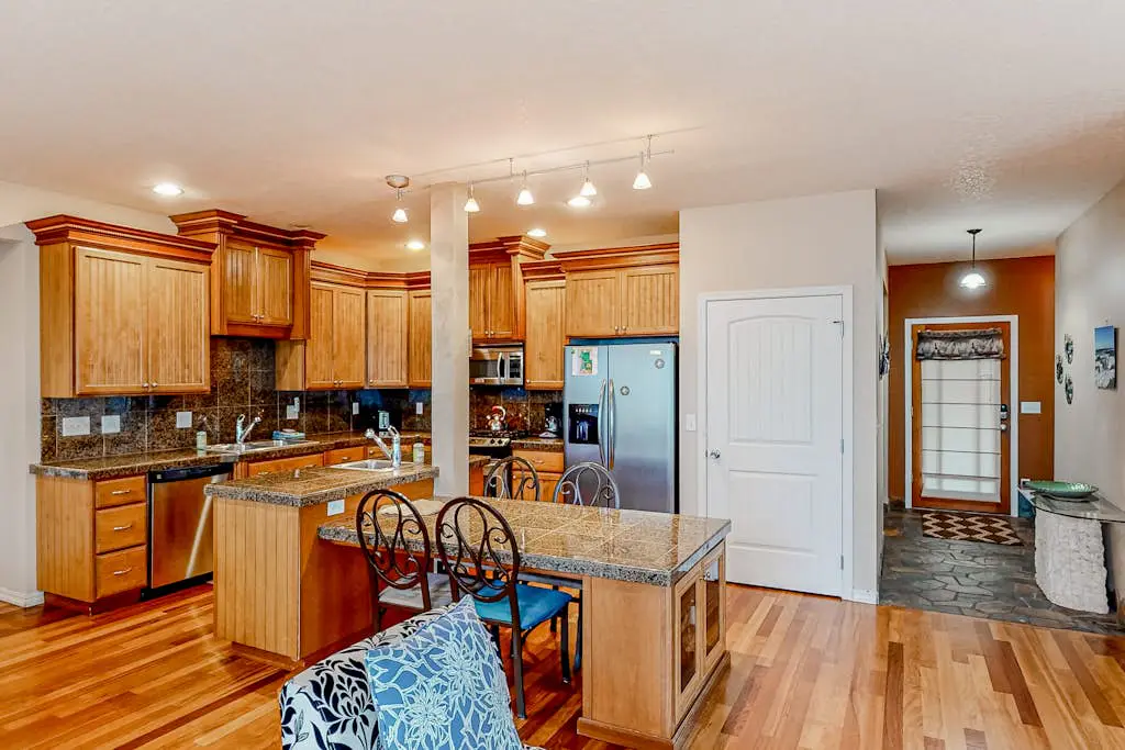 Dog-friendly sound-front cottage with fireplace, deck, lawn, beach access, & W/D