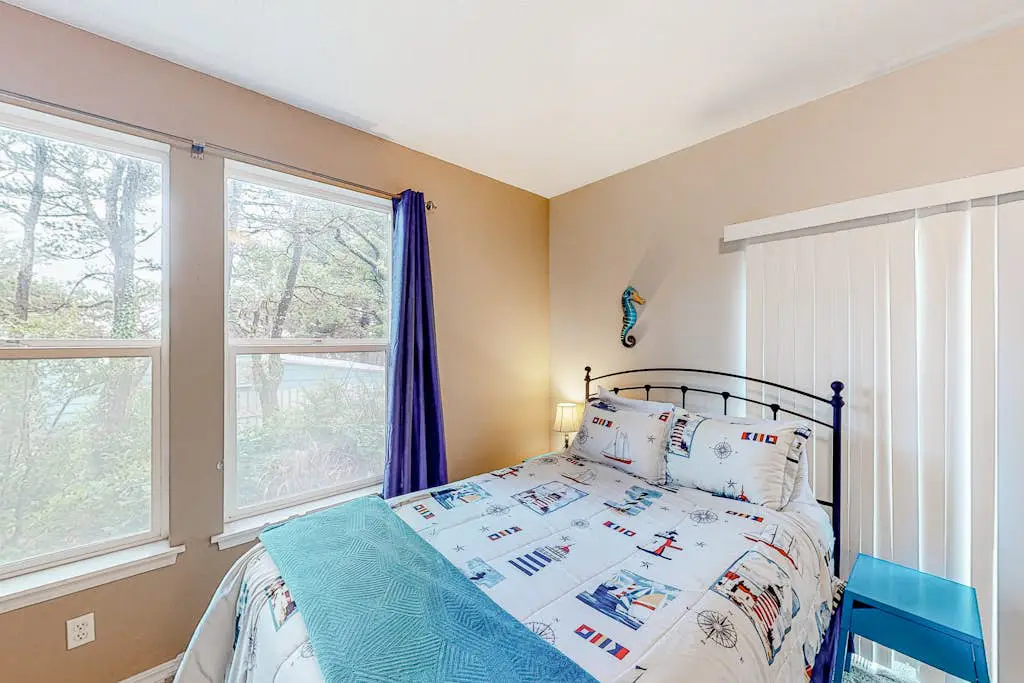 Dog-friendly sound-front cottage with fireplace, deck, lawn, beach access, & W/D
