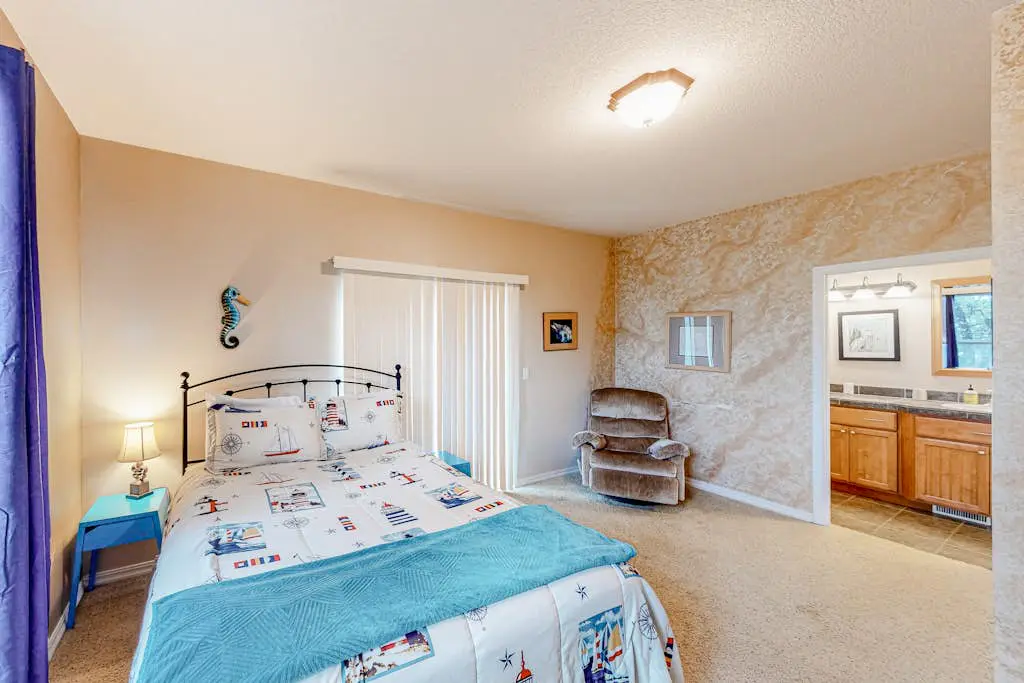 Dog-friendly sound-front cottage with fireplace, deck, lawn, beach access, & W/D