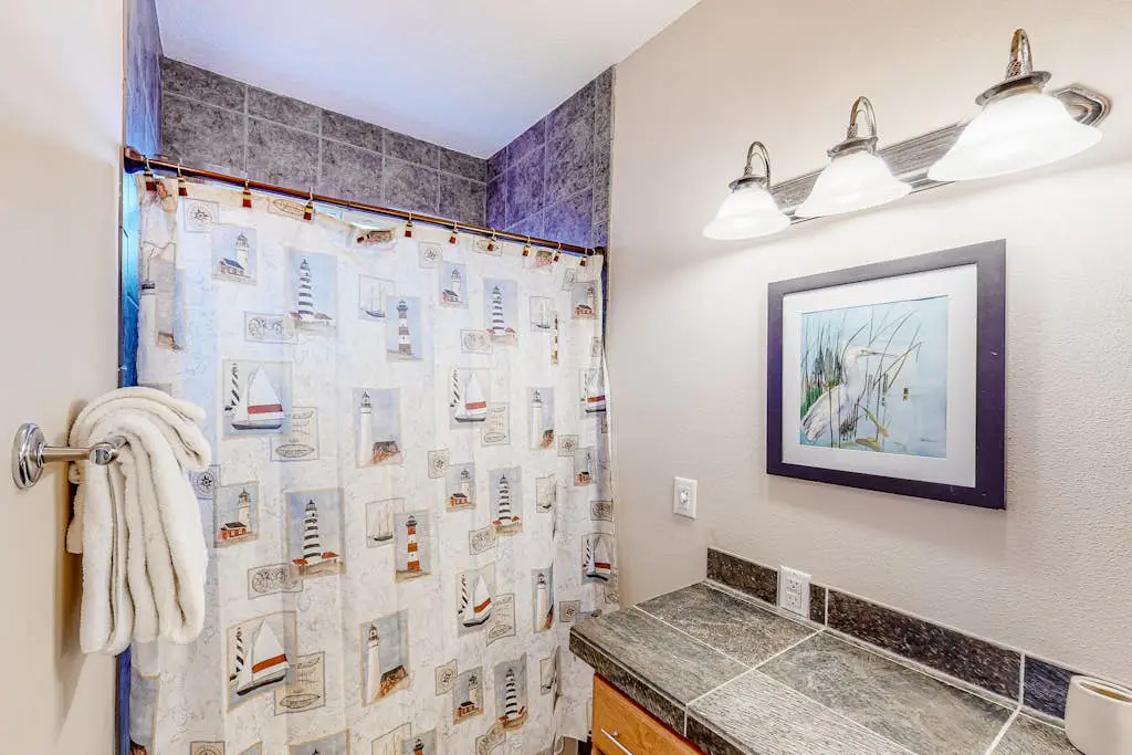 Dog-friendly sound-front cottage with fireplace, deck, lawn, beach access, & W/D