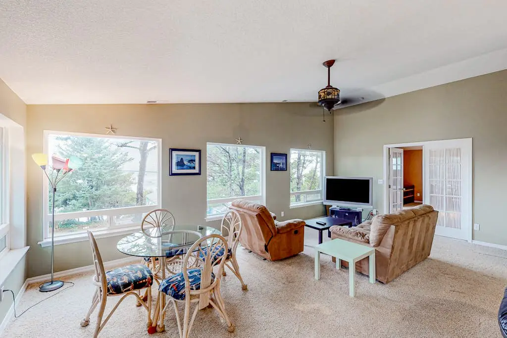 Dog-friendly sound-front cottage with fireplace, deck, lawn, beach access, & W/D
