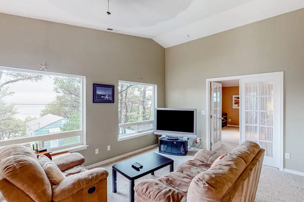 Dog-friendly sound-front cottage with fireplace, deck, lawn, beach access, & W/D