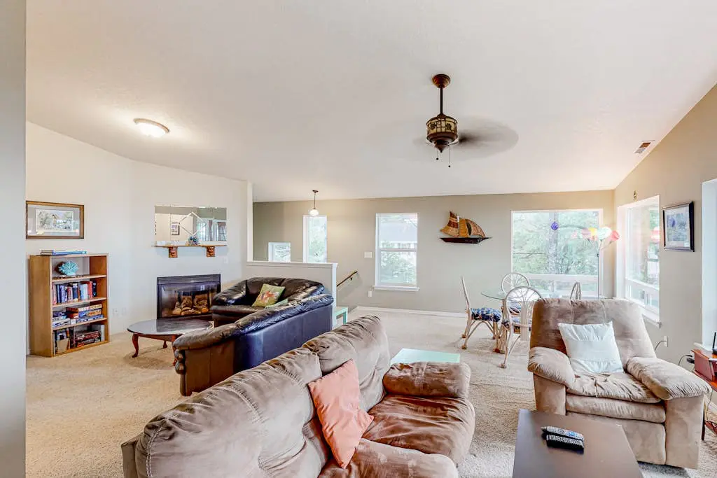 Dog-friendly sound-front cottage with fireplace, deck, lawn, beach access, & W/D