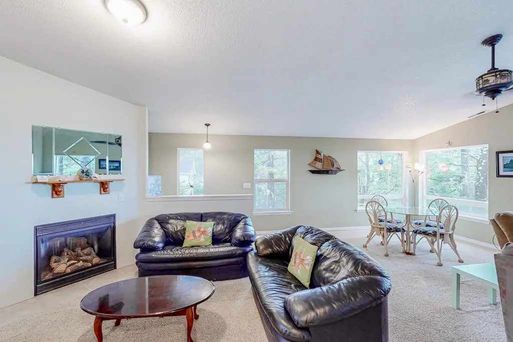 Dog-friendly sound-front cottage with fireplace, deck, lawn, beach access, & W/D