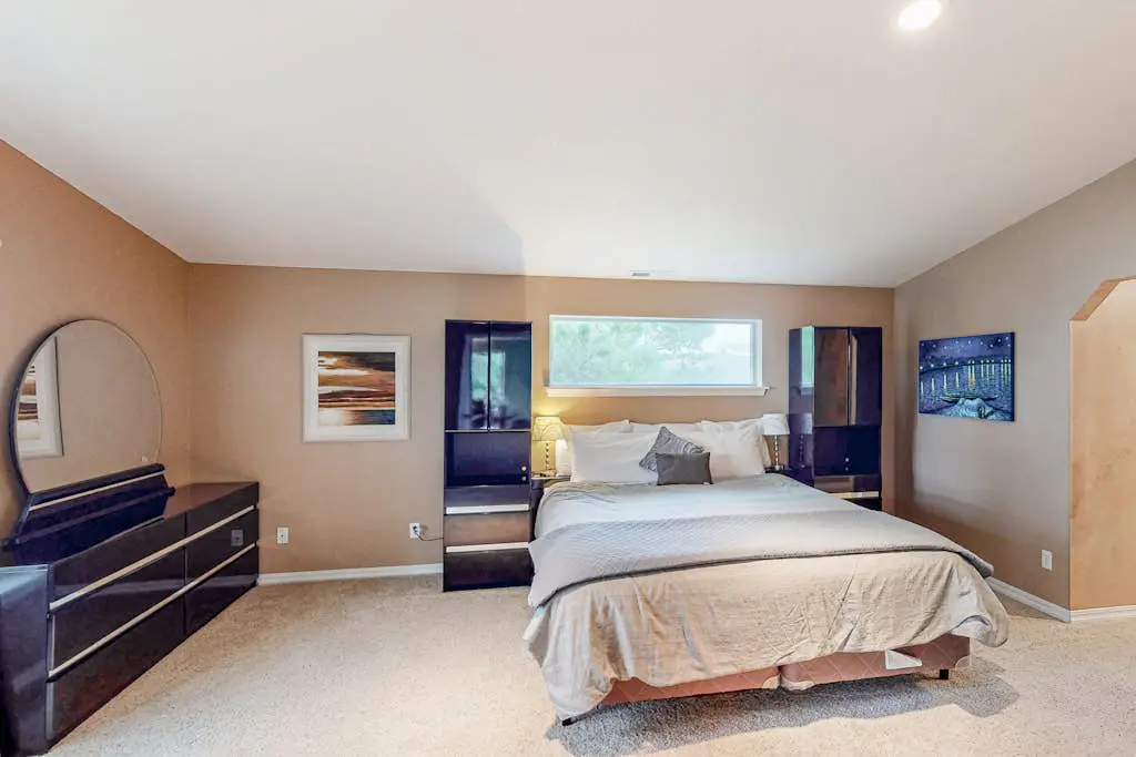 Dog-friendly sound-front cottage with fireplace, deck, lawn, beach access, & W/D