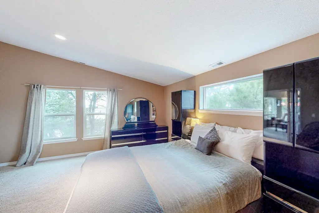 Dog-friendly sound-front cottage with fireplace, deck, lawn, beach access, & W/D