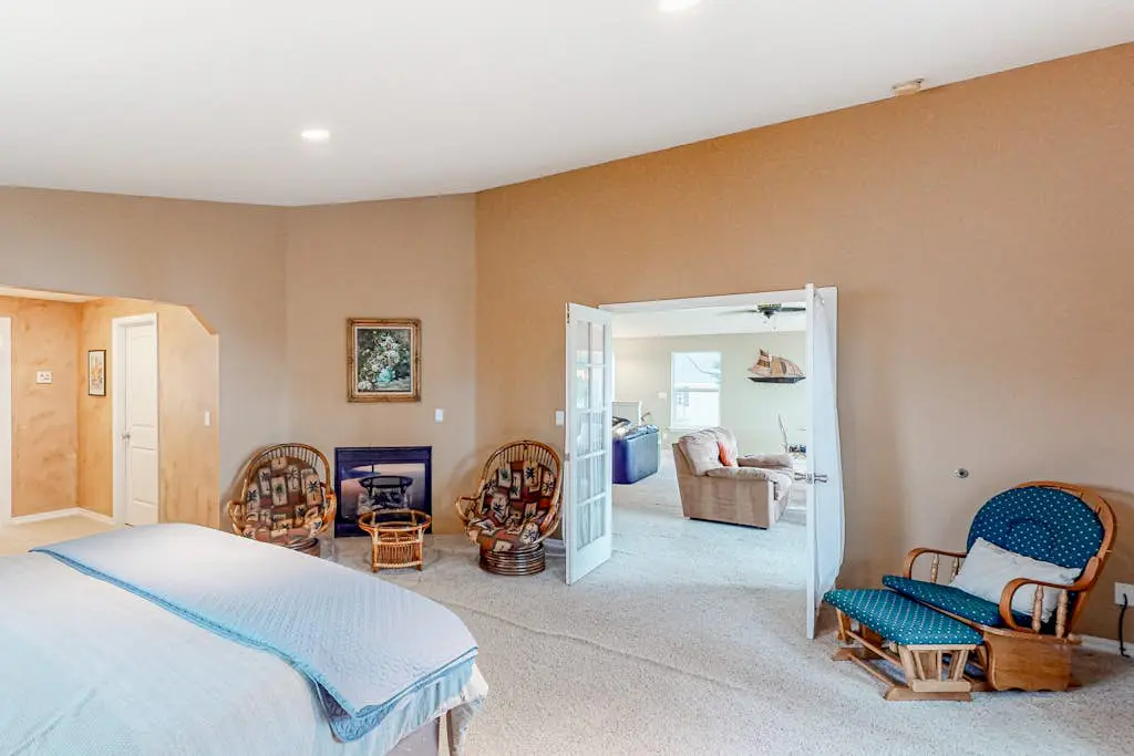 Dog-friendly sound-front cottage with fireplace, deck, lawn, beach access, & W/D