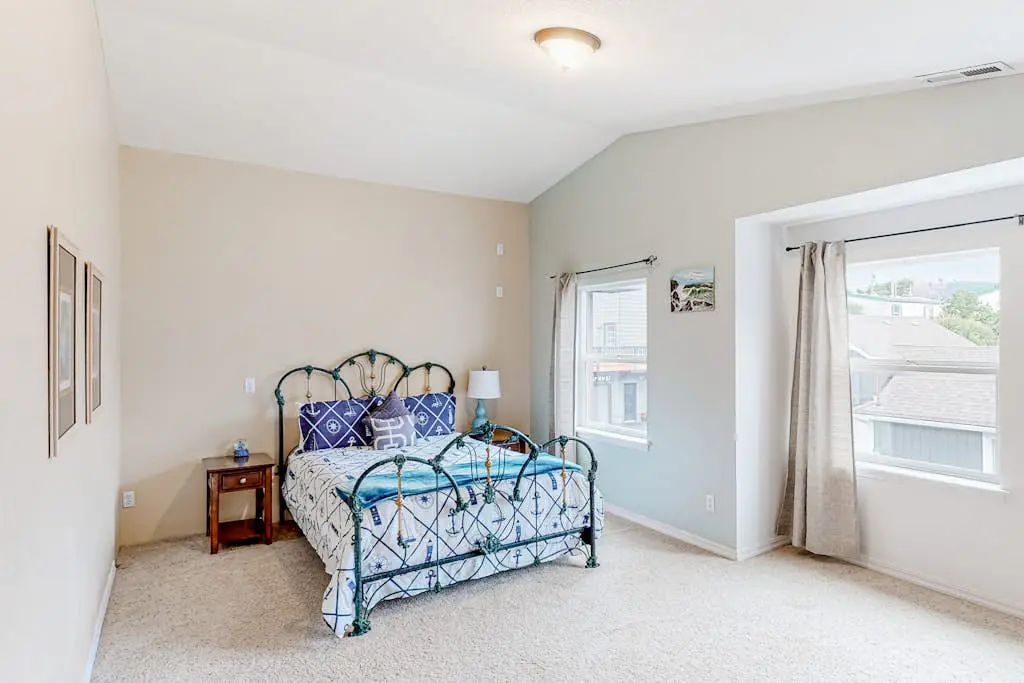 Dog-friendly sound-front cottage with fireplace, deck, lawn, beach access, & W/D