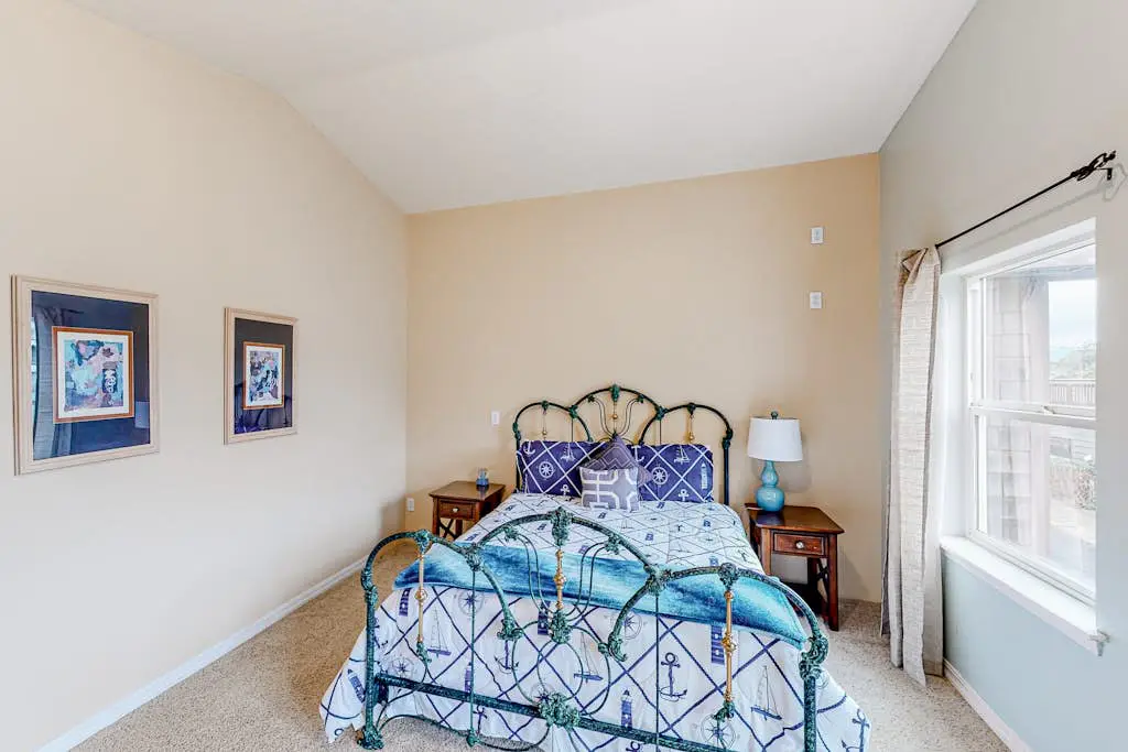Dog-friendly sound-front cottage with fireplace, deck, lawn, beach access, & W/D