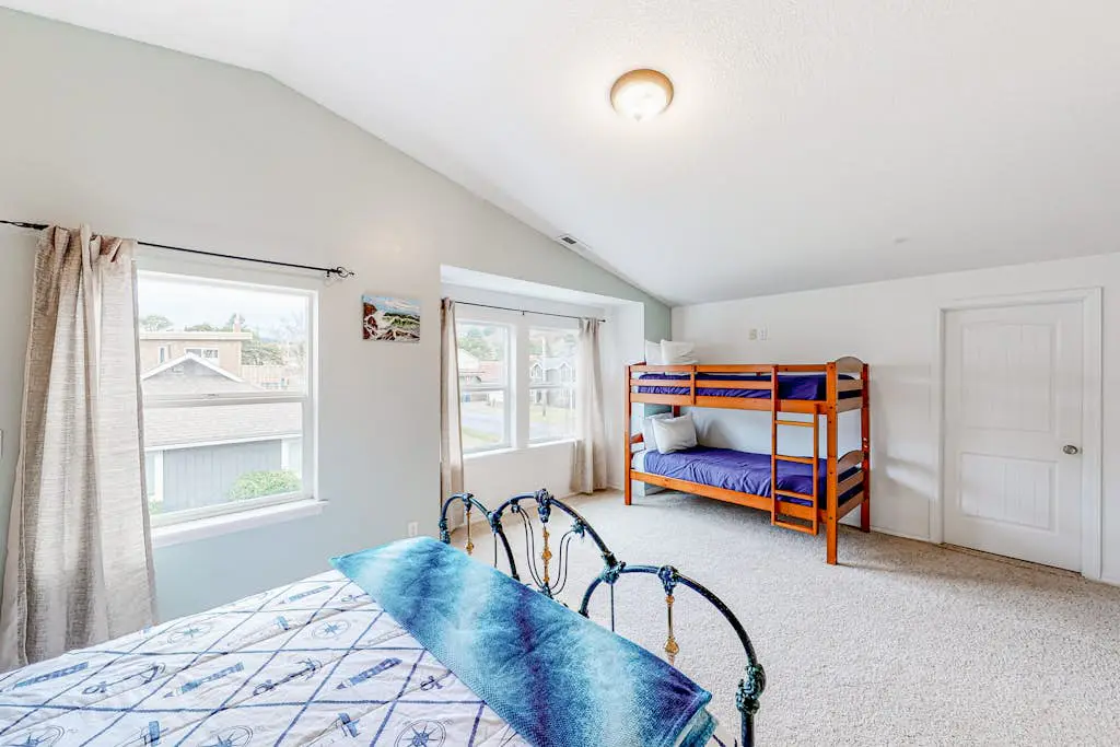 Dog-friendly sound-front cottage with fireplace, deck, lawn, beach access, & W/D