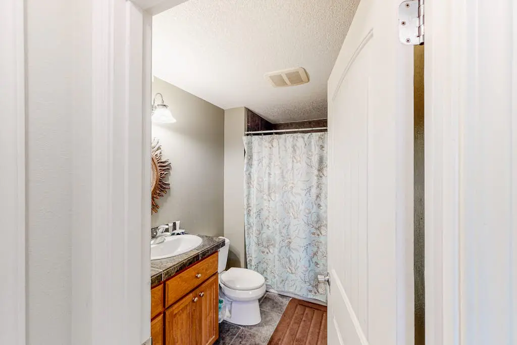 Dog-friendly sound-front cottage with fireplace, deck, lawn, beach access, & W/D