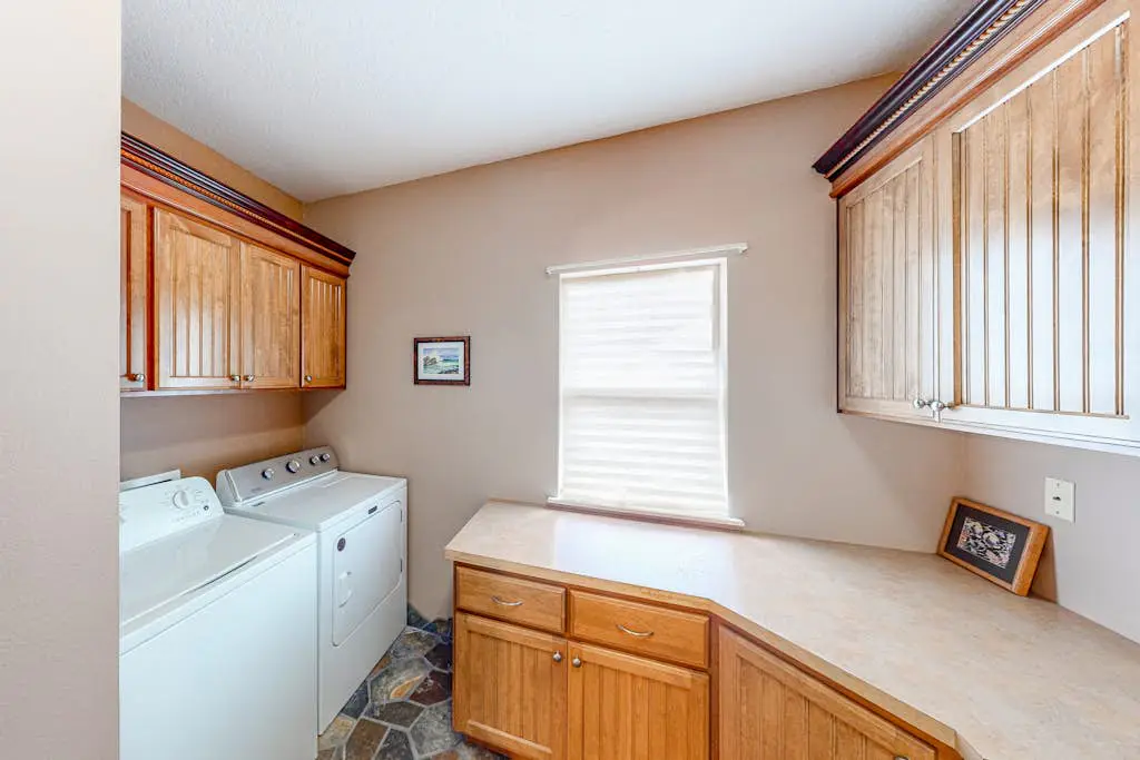 Dog-friendly sound-front cottage with fireplace, deck, lawn, beach access, & W/D