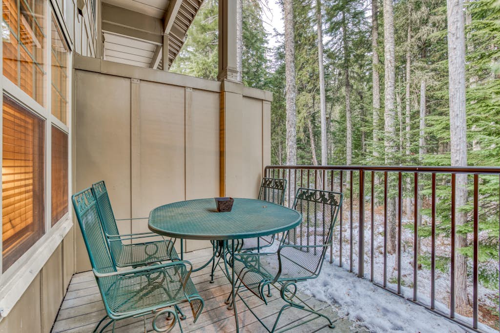 Comfortable condo with fireplace, heated pool, hot tub, balcony & full kitchen