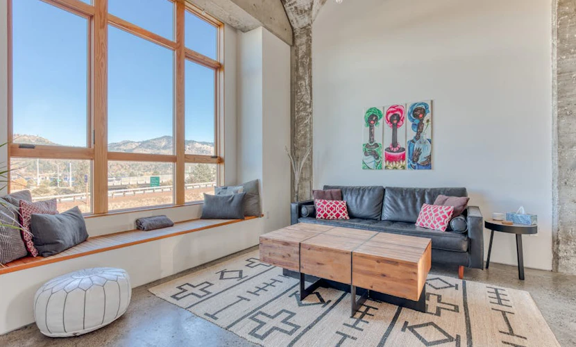 Hood River townhouse close to everything with river-view location & rooftop BBQ