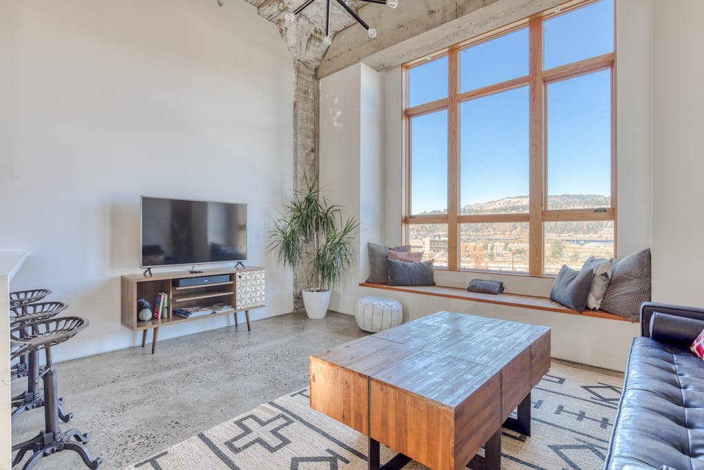 Hood River townhouse close to everything with river-view location & rooftop BBQ